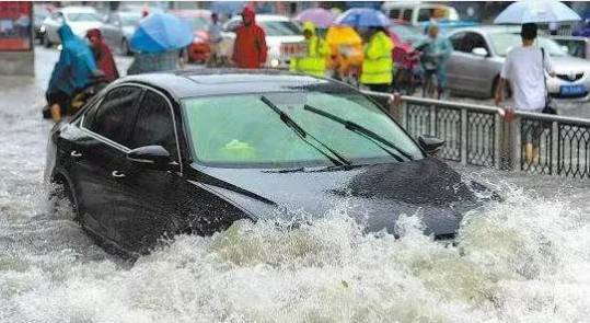 下雨天汽车进水怎么处理