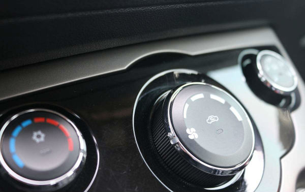 汽车空调冷媒加多了的现象——加注冷媒步骤