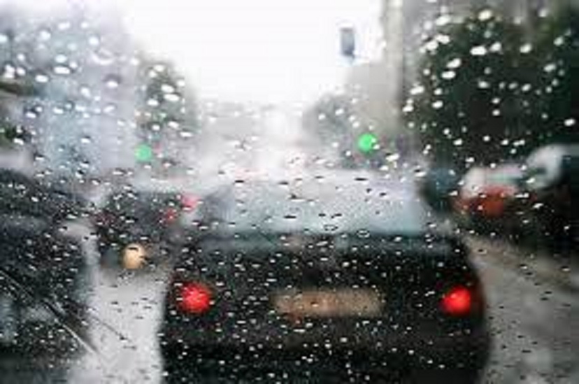 雨天行驶车辆该如何使用灯光？